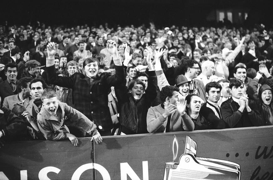 Swisshistory Fussball
Fotograf:
Comet Photo AG (Zürich) 
Titel:
Schweiz - Rumänien 7:1 
Beschreibung:
Fussball, Zuschauertribüne, Sportveranstaltung. 
Datierung:
24.5.1967