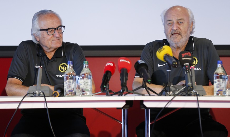 Andy Rihs, rechts, und Hansueli Rihs, links, Investoren der Sport und Event Holding AG, waehrend einer Medienkonferenz von BSC Young Boys am Montag, 19. September 2016, in Bern. (KEYSTONE/Peter Klaunz ...