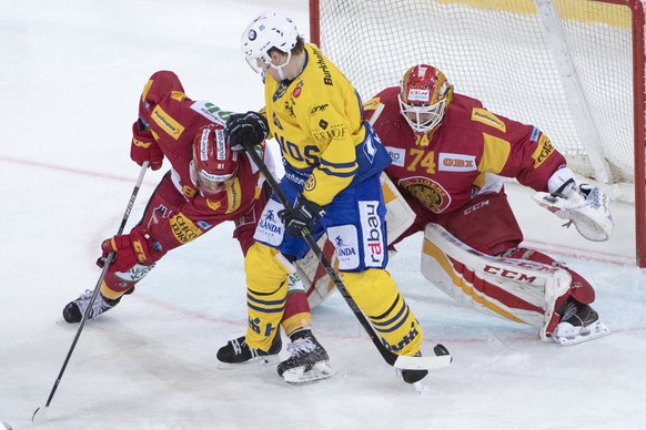 Langnaus Philippe Seydoux, links, und Goalie Ivars Punnenovs, links, kaempfen um den Puck gegen Davos&#039; Mikael Johansson, Mitte, waehrend dem Meisterschaftsspiel der National League zwischen den S ...