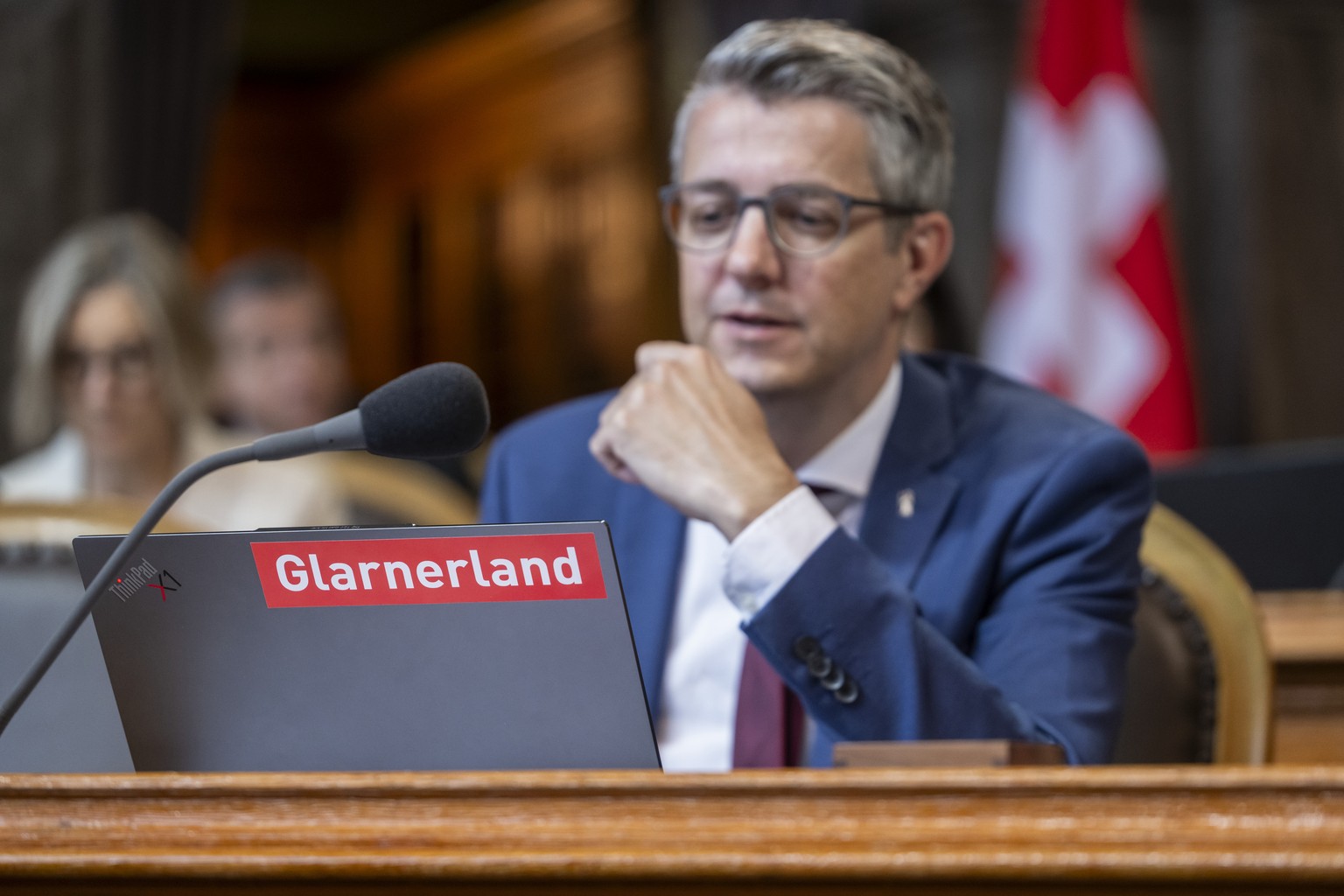Der Laptop Computer des Glarner Staenderats Benjamin Muehlemann, FDP, ist mit einem Aufkleber mit der Aufschrift &quot;Glarnerland&quot; geschmueckt, an der Sommersession der Eidgenoessischen Raete, a ...