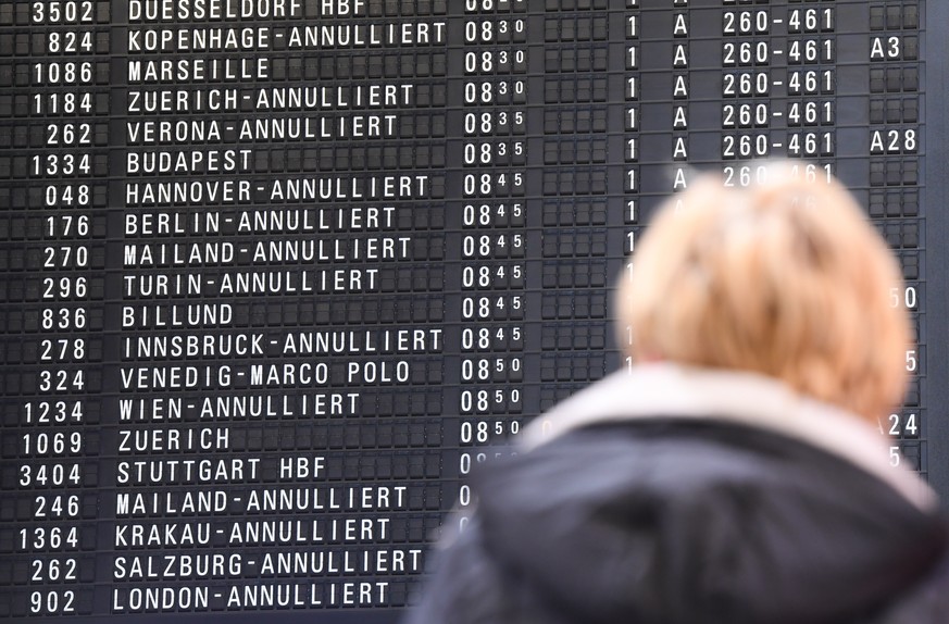 Eine Frau steht am 13. Januar 2017 im Terminal 1 am Flughafen von Frankfurt am Main (Hessen) vor einer Anzeigetafel, auf der annullierte Fluege angezeigt sind. Ein starker Wintersturm ist in der Nacht ...