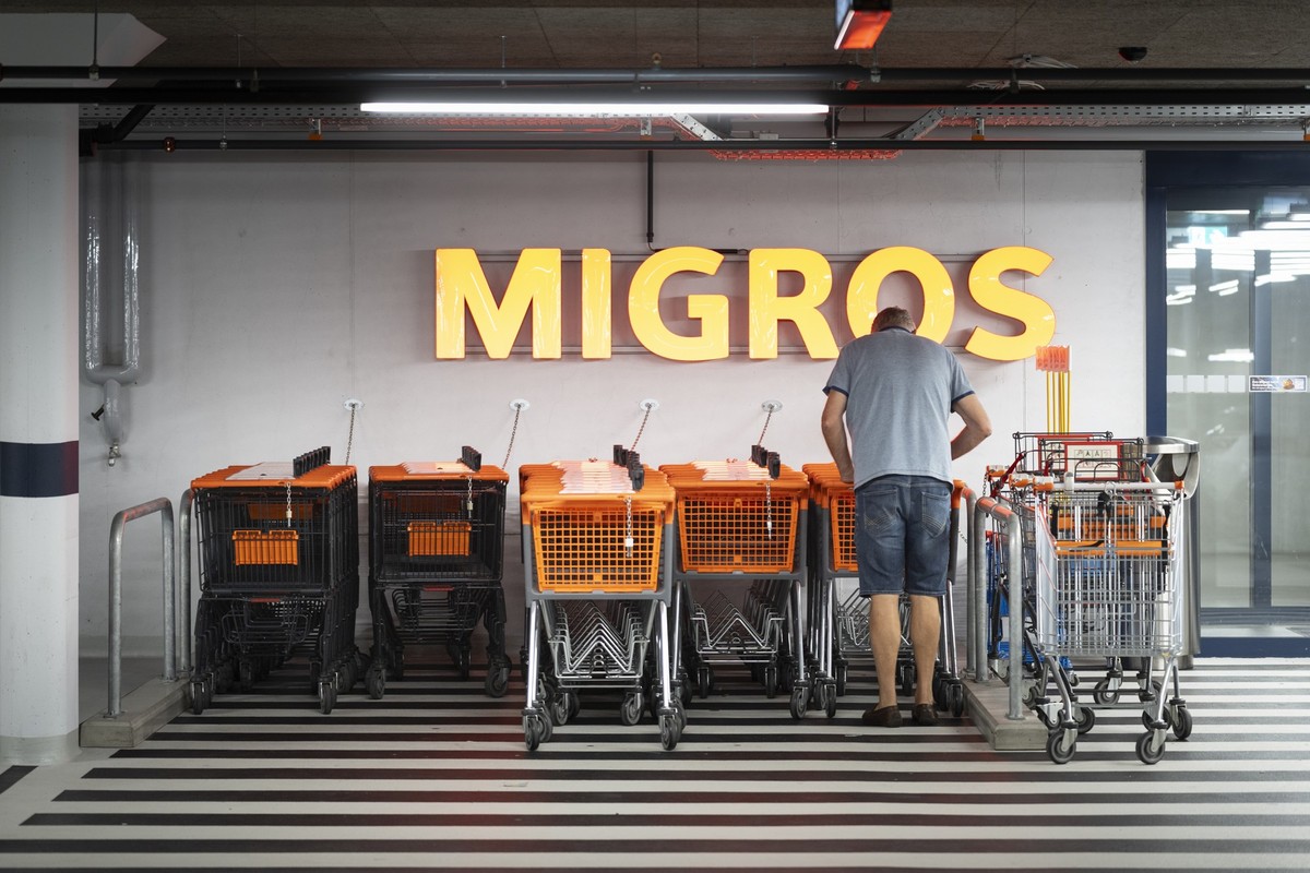 Orangen Migros Einkaufswagen stehen bereit in der Tiefgarage der Migros Appenzell, fotografiert am Mittwoch 23. Juli 2025 im Appenzell. (KEYSTONE/Gaetan Bally)
