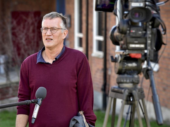 epa08377361 State epidemiologist Anders Tegnell of the Public Health Agency of Sweden talks during a daily news conference on the coronavirus, Covid-19 situation, in Stockholm, Sweden, 22 April 2020.  ...