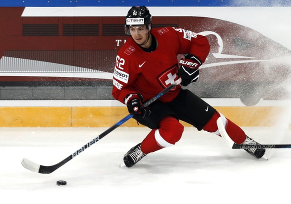 epa05954975 Denis Malgin (L) of Switzerland in action against Ilia Shinkevich of Belarus during the IIHF Ice Hockey World Championship 2017 group B preliminary round game between Switzerland and Belar ...