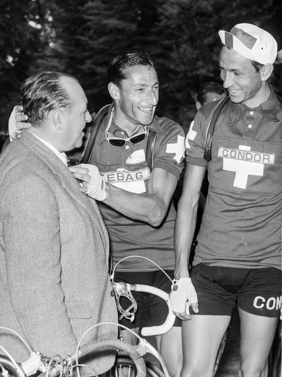 The radio reporter Vico Rigassi, left, is on July 13, 1955 on the Buerkliplatz in Zurich shortly before the start of the 7th stage of the Tour de France from Zurich to Thonon-les-Bains, with the rider ...