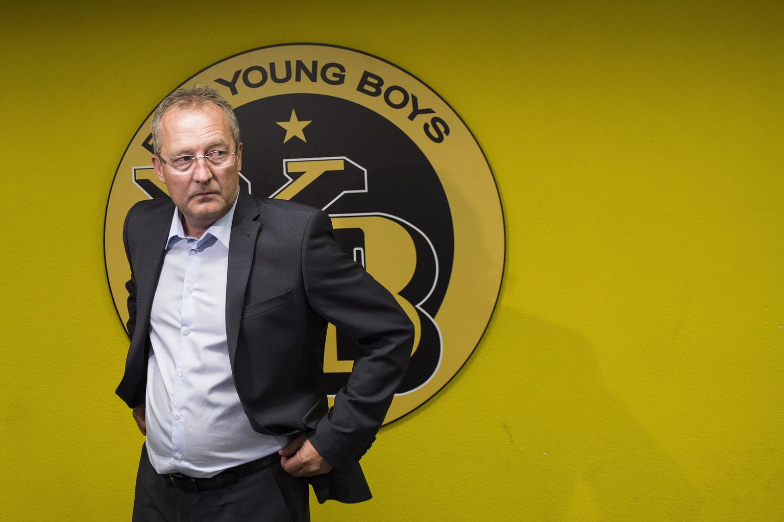 Fredy Bickel, Sportchef der Berner Young Boys, aeussert sich zur Entlassund von Cheftrainer Uli Forte, am Donnerstag, 6. August 2015, in Bern. (KEYSTONE/Peter Schneider)