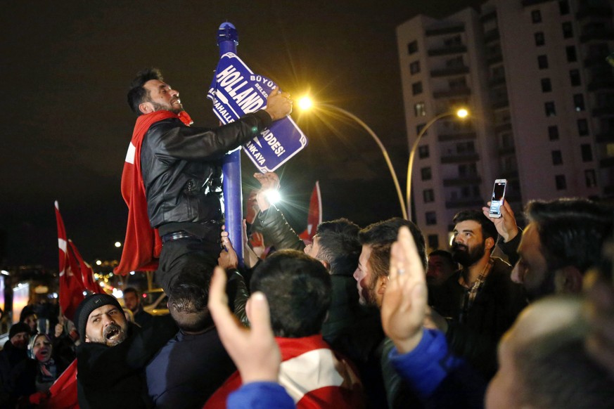 Erdogan-Anhänger zertsören ein «Hollanda»-Schild in Ankara.