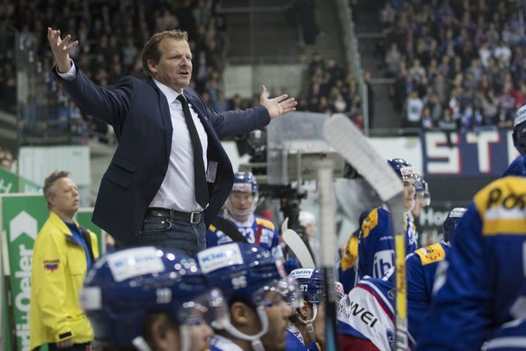 EHC Kloten Cheftrainer Kevin Schlaepfer waehrend dem Eishockey-Meisterschaftsspiel der National League zwischen dem EHC Kloten und den ZSC Lions am Samstag, 4. November 2017, in Kloten. (KEYSTONE/Patr ...