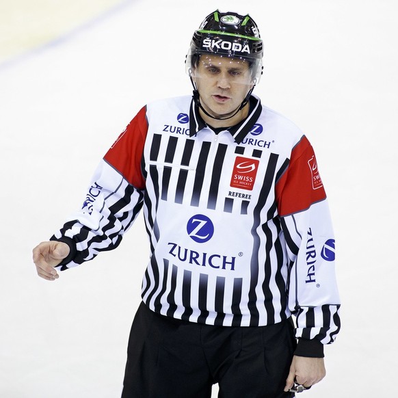 Head referee Stephane Rochette gestures, during the game of National League A (NLA) Swiss Championship between Geneve-Servette HC and Rapperswil-Jona Lakers, at the ice stadium Les Vernets, in Geneva, ...