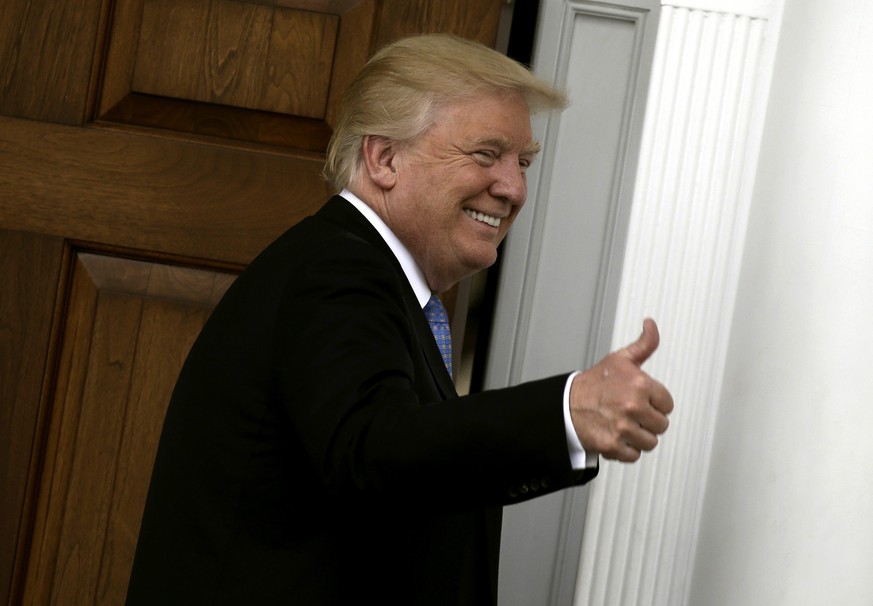 epa05640170 US President-elect Donald Trump gestures a thumbs up at the clubhouse of Trump International Golf Club, in Bedminster Township, New Jersey, USA, 20 November 2016. EPA/PETER FOLEY