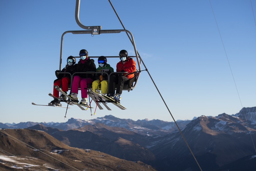 Skifahrer mit Schutzmaske gegen Covid-19, aufgenommen am Sonntag, 29. November 2020, beim &quot;Hoernli&quot; in Arosa. Ab diesem Wochenende gehen einige Lifte vor Ort in den taeglichen Betrieb. (KEYS ...