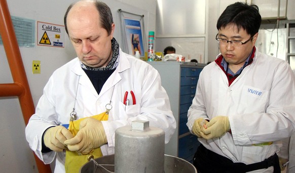 IAEA-Inspektoren in einer Urananreicherungs-Anlage in Natanz, Iran (Januar 2014).&nbsp;
