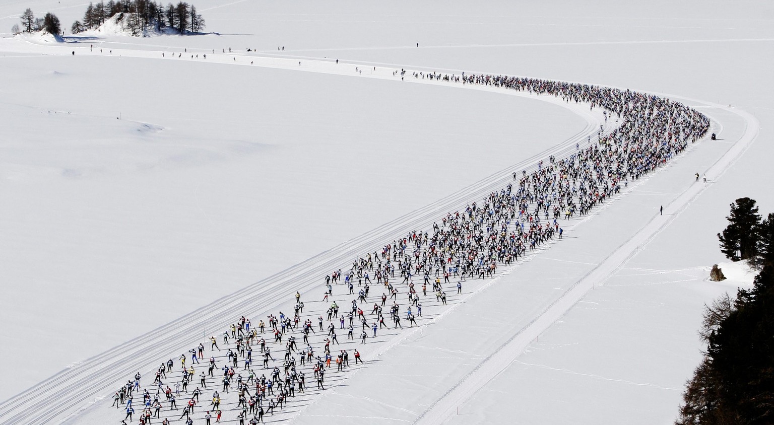 ARCHIVE --- DER ENGADIN SKIMARATHON FINDET AM 11. MAERZ ZUM 50. MAL STATT. VON EINER RANDVERANSTALTUNG WENIGER SPORTBEGEISTERTER IM JAHR 1969 ENTWICKELTE SICH DER ENGADINER ZUR GROESSTEN LANGLAUFVERAN ...