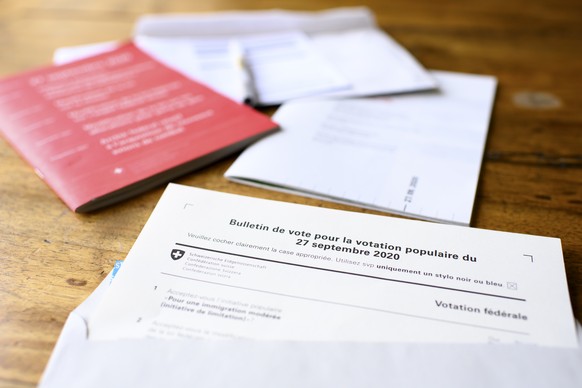 Ein Stimmzettel fotografiert am Sonntag, 20. September 2020 in Bern. Am 27. September wird das Schweizer Volk ueber folgende Punkte abstimmen: Volksinitiative &quot;Fuer eine massvolle Zuwanderung&quo ...