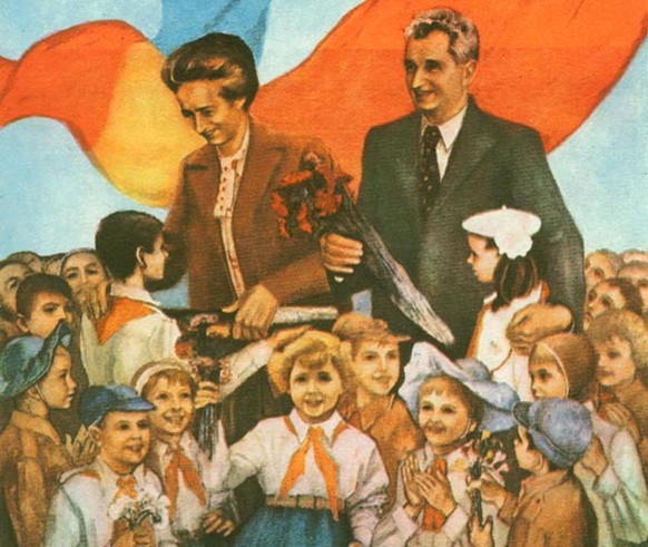 Junge Pioniere übergeben Elena und Nicolae Ceaușescu Blumen.