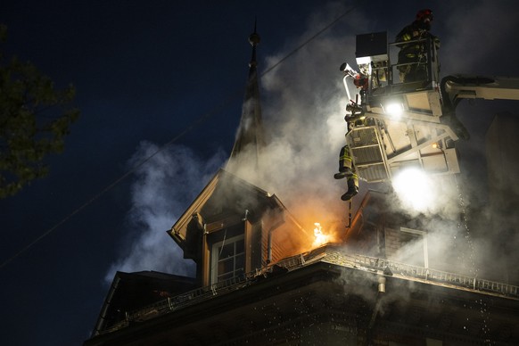 Feuerwehrleute der Feuerwehr der Stadt Luzern bekaempfen einen Brand im Hotel Continental Park, am Sonntag, 19. Juli 2026 in Luzern. (KEYSTONE/Andreas Becker)