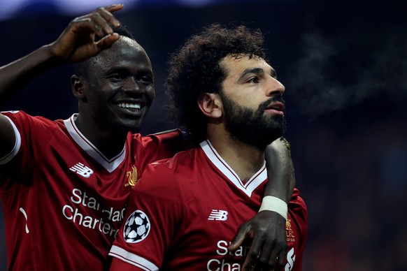 epa06660254 Liverpool&#039;s Mohamed Salah (R) celebrates with his teammate Sadio Mane (L) after scoring the 1-1 equalizer during the UEFA Champions League quarter final second leg match between Manch ...