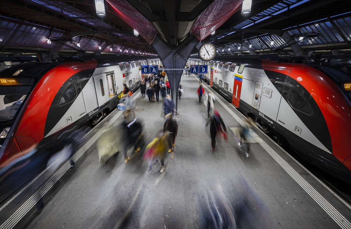 Reisende auf einem Perron am Zuercher Hauptbahnhof, am Freitag, 17. Dezember 2021, in Zuerich. (KEYSTONE/Michael Buholzer)