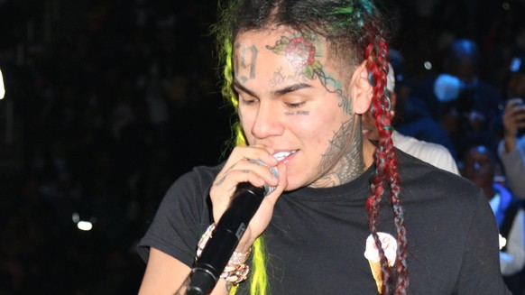 NEWARK, NJ - OCTOBER 28: Tekashi 6ix9ine at Power 105.1 s Powerhouse 2018 at Prudential Center on October 28, 2018 in Newark, New Jersey. PUBLICATIONxINxGERxSUIxAUTxONLY Copyright: xWalikxGoshornx