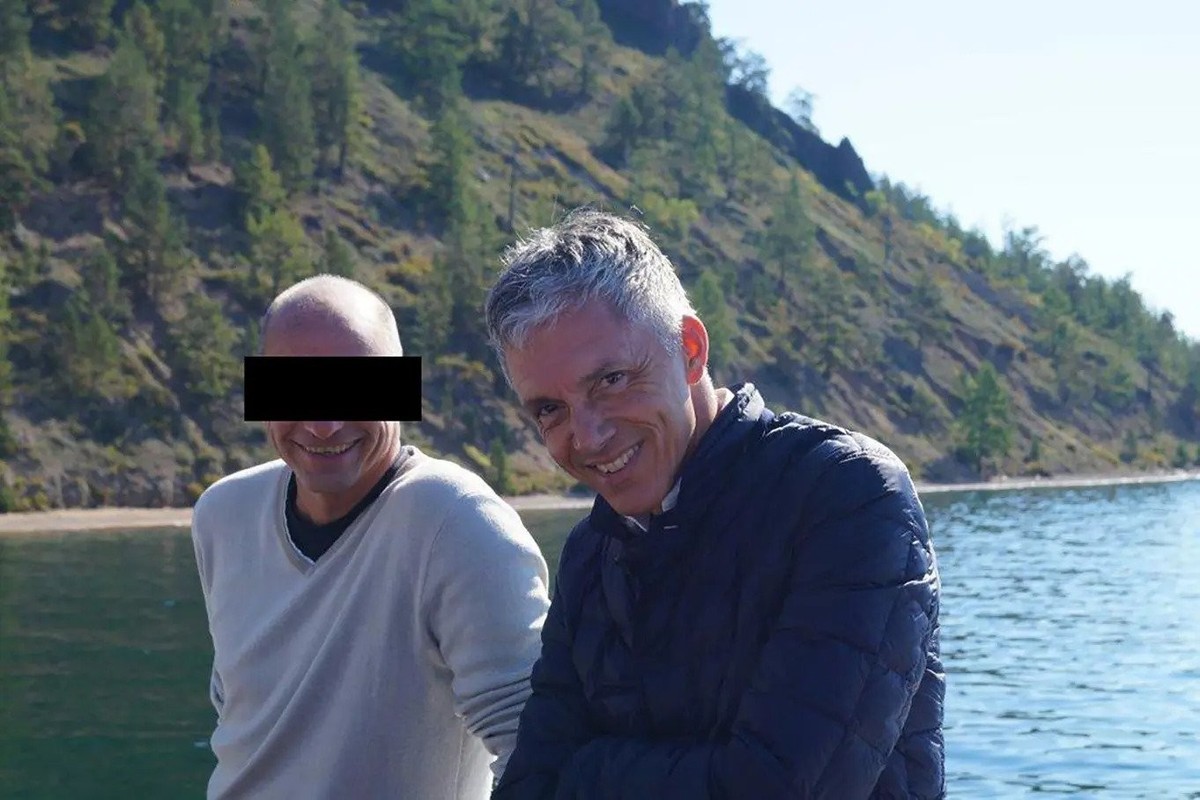 L'ancien procureur général de la Confédération Michael Lauber avec son ancien conseiller Viktor K. en 2014 sur le lac Baïkal. L'hôte de la croisière de plaisance sur un yacht était Saak Kara ...