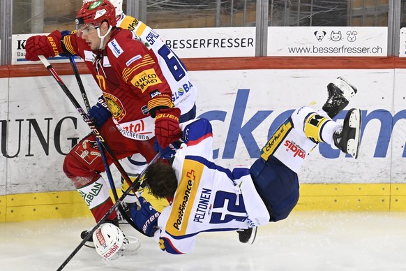 Tigers Sebastian Schilt, links, im Kampf um den Puck gegen Klotens Jesper Peltonen, rechts, waehrend dem Qualifikations-Spiel der National League, zwischen den SCL Tigers und dem EHC Kloten, am Freita ...