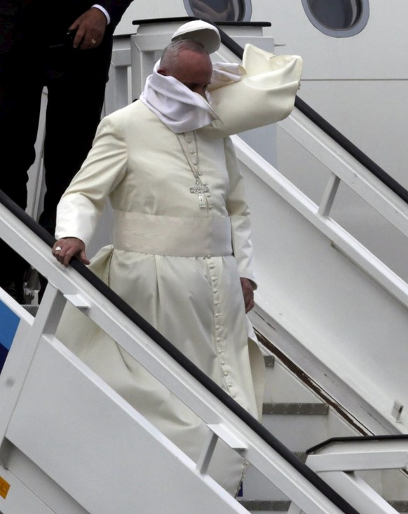 A gust of wind blows off Pope Francis&#039; cap during his arrival at the airport in Havana, September 19, 2015. Pope Francis begins a nine-day tour of Cuba and the United States on Saturday where he  ...