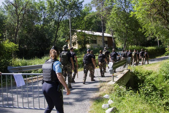 Disappearance Of Little Emile - Vernet A gendarme closes access to the road that leads to Haut Vernet after having left the gendarmes in a search operation, about fifty mobile gendarmes from Gap sift  ...