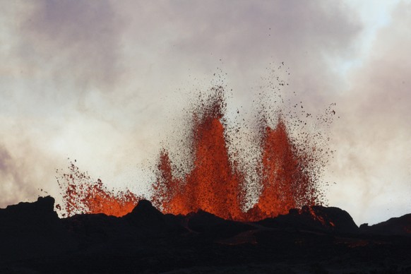 Lava fountains are pictured at the site of a fissure eruption near Iceland&#039;s Bardarbunga volcano September 2, 2014. A fissure eruption near Iceland&#039;s Bardarbunga volcano was still spouting l ...