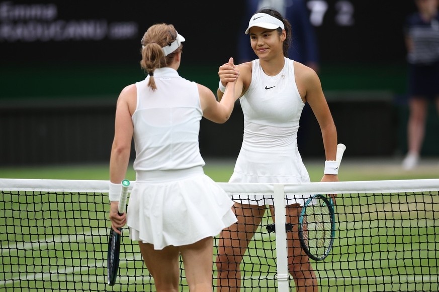 epa11465791 Lulu Sun of New Zealand shakes hands with Emma Raducanu of Britain (R) after winning their round of 16 match at the Wimbledon Championships, Wimbledon, Britain, 07 July 2024. EPA/ADAM VAUG ...
