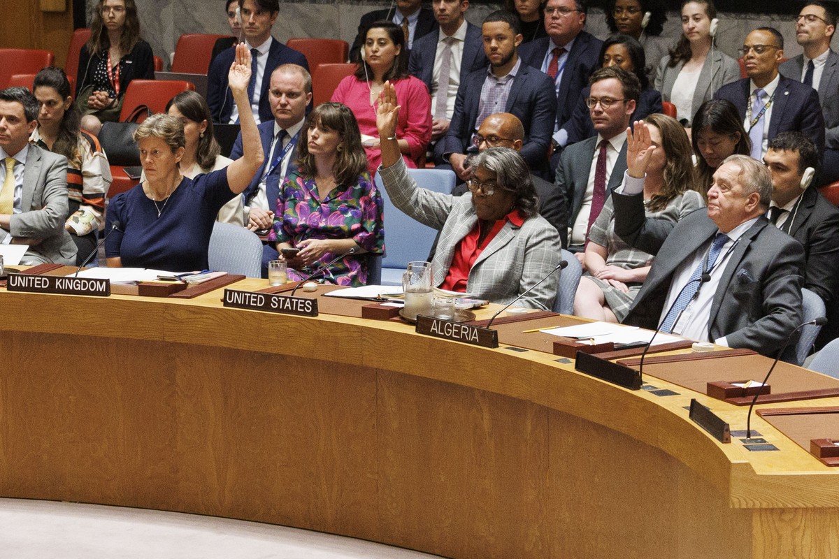 epaselect epa11402884 Ambassadors of the Security Council vote in favor of the draft resolution on a ceasefire in Gaza during a meeting at UN Headquarters in New York, New York, USA, 10 June 2024. The ...