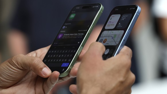 epa12365916 People interact with the new Apple iPhone 17 at an Apple product launch event on the campus of Apple Park in Cupertino, California, USA, 09 September 2025. EPA/JOHN G. MABANGLO