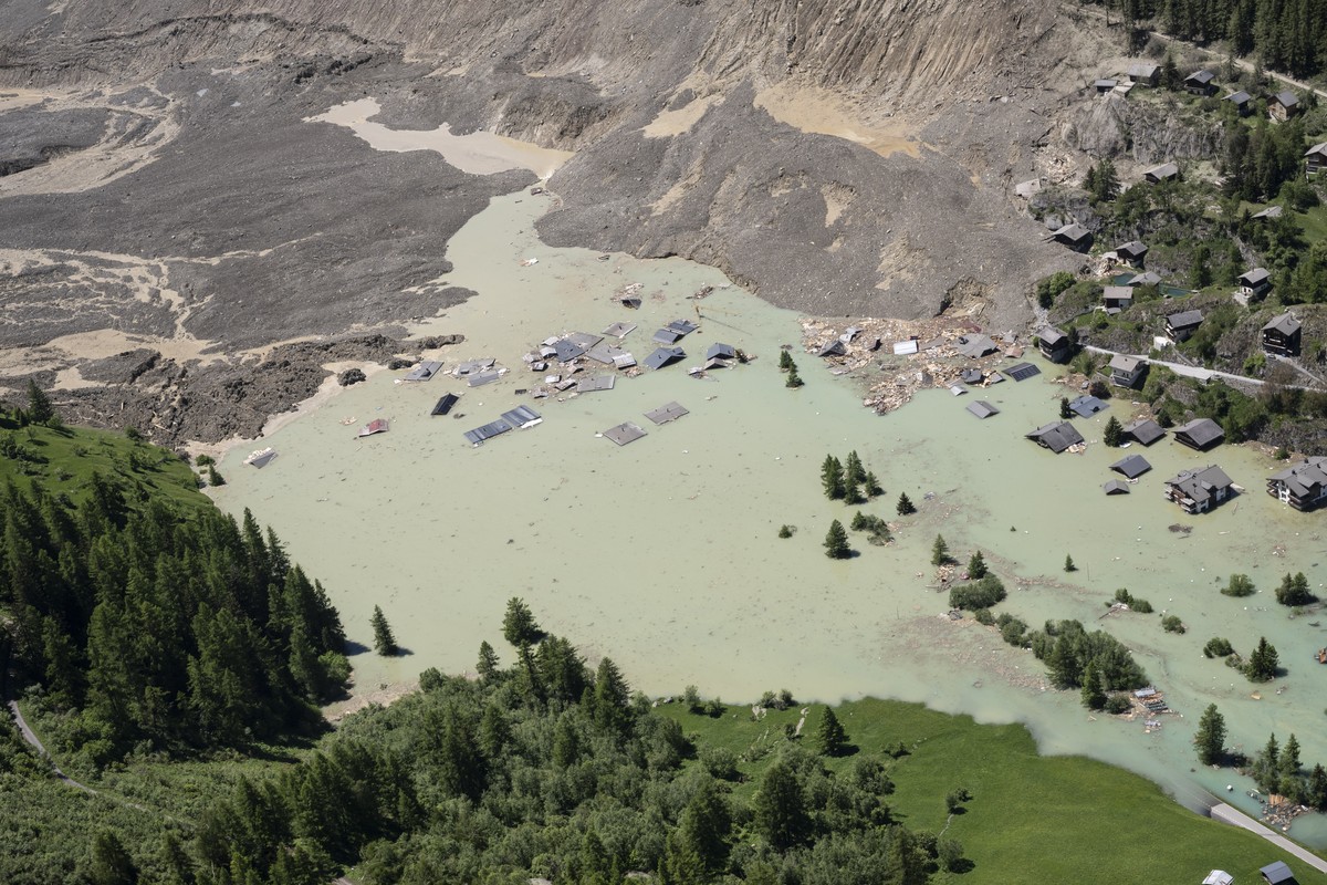 epaselect epa12145081 Water from the Lonza river flows over the mud and stone to form a lake flooding the last houses of the village of Blatten, Switzerland, 30 May 2025. A large part of the Blatten v ...