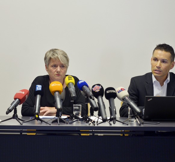 Die Zuercher Regierungsraetin Jaqueline Fehr, Mitte, Thomas Manhart, links, Leiter Amt fuer Justizvollzug und Jerome Endrass, rechts, Stv. Leiter Psychiatrisch-Psychologischer Dienst an einer Medienko ...