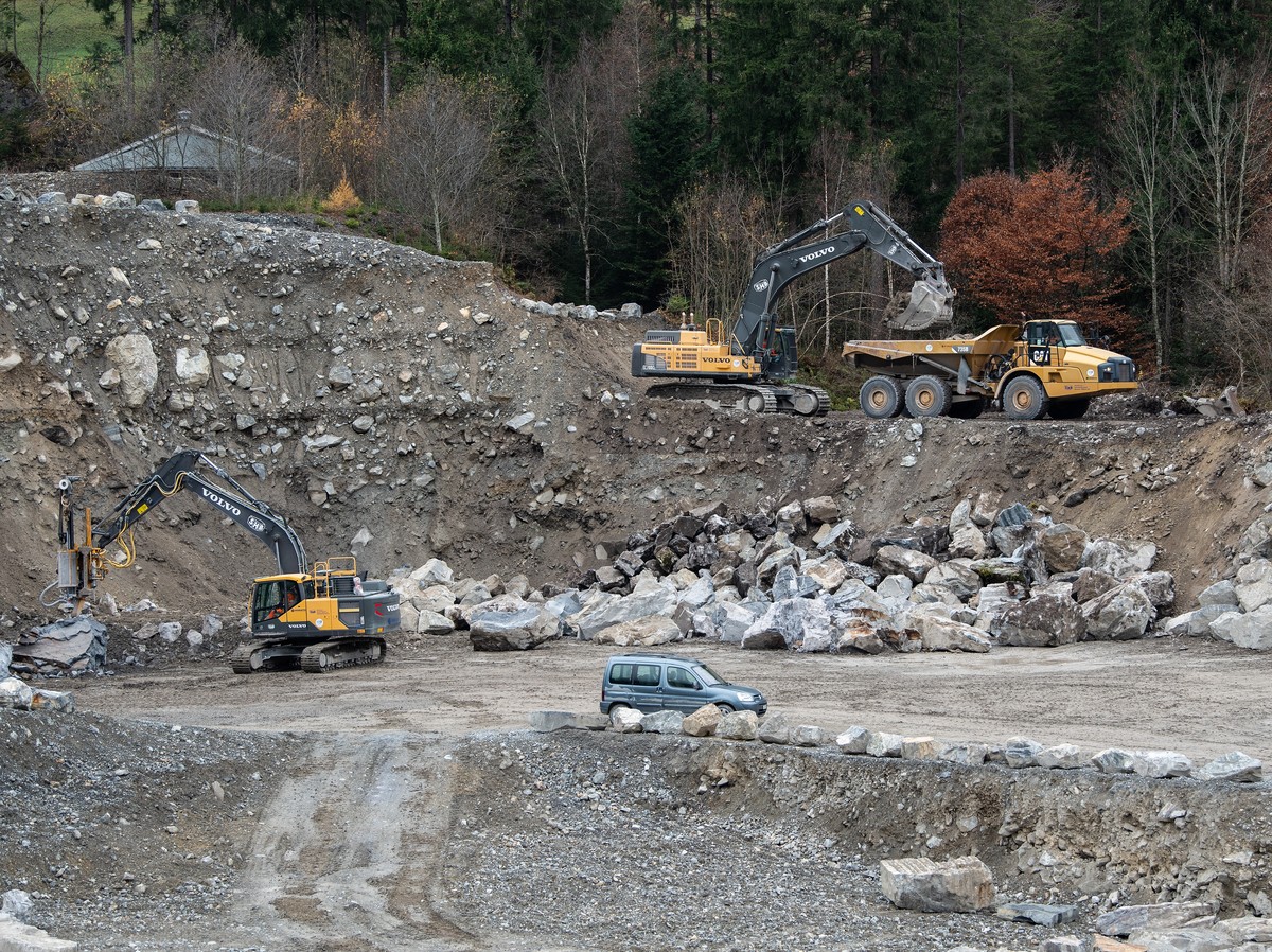 Baumaschinen arbeiten im Steinbruch, am Donnerstag, 18. November 2021, im SHB Steinbruch und Hartschotterwerk Blausee Mitholz AG, in Mitholz im Kandertal. Die Firma Vigier steht im Verdacht wegen Lage ...