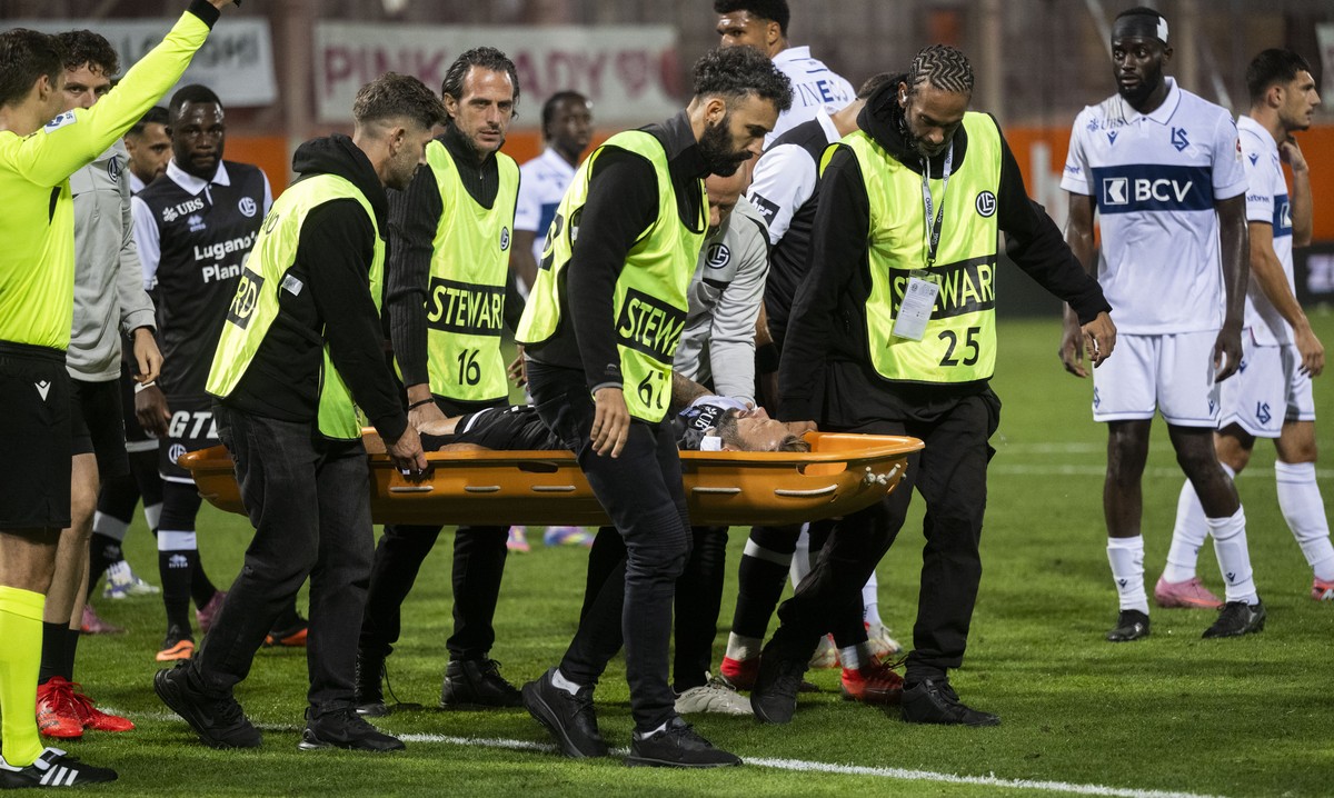 Renato Steffen (LUG) accompanied by a stretcher after his injury, after a crash during the Super League soccer match FC Lugano against FC Lausanne Sport, at the Cornaredo Stadium in Lugano, Wednesday, ...