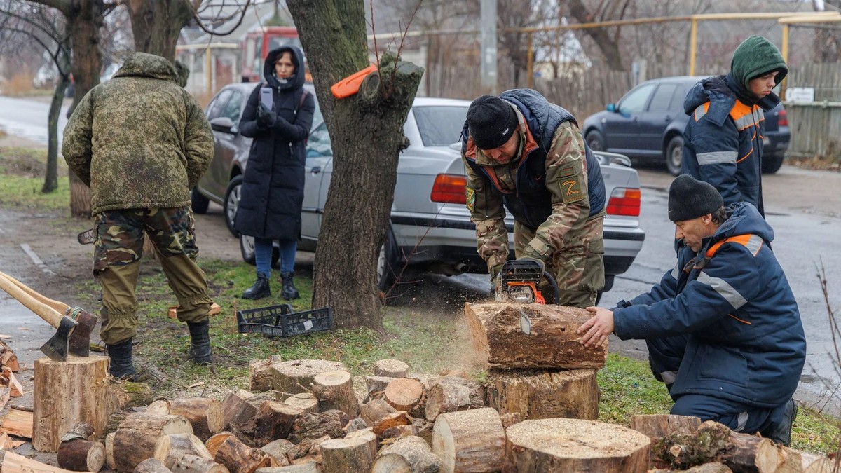 Couper du bois à Tiraspol (photo d'archive): dès le début de l'année, les habitants de Transnistrie ont dû passer l'hiver sans gaz.