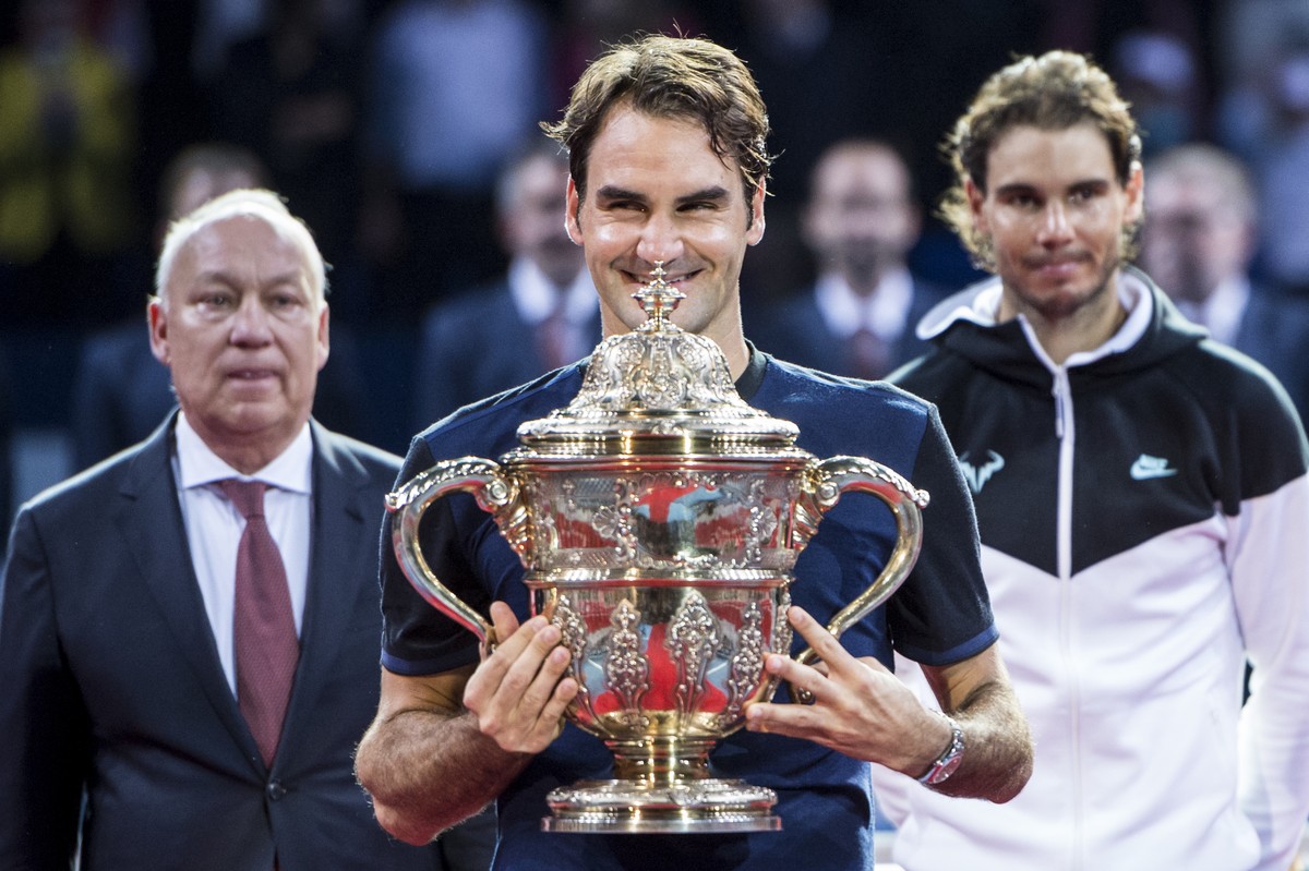 CORRECTS FIRST NAME OF BRENNWALD -Switzerland's Roger Federer, center, with the trophy, next to Spain's Rafael Nadal, right, and tourdirector Roger Brennwald, left, after their final match a ...