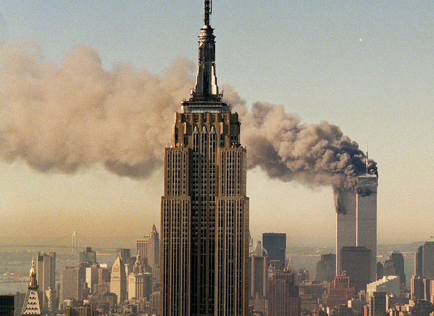 Die brennenden Türme des World Trade Centers, im Vordergrund das unversehrte Emire State Building.