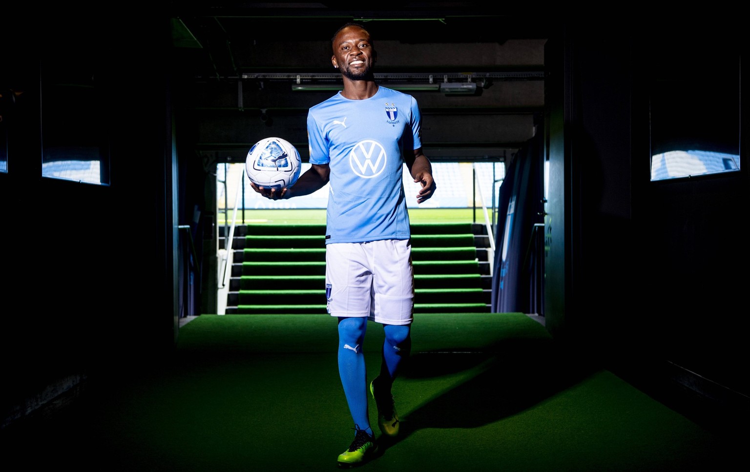 IMAGO / Bildbyran

220722 Malmö FF presenterar Mohamed Buya Turay som ny spelare den 22 juli 2022 i Malmö. *** 220722 Malmö FF presents Mohamed Buya Turay as a new player on July 22, 2022 in Malmö, PU ...