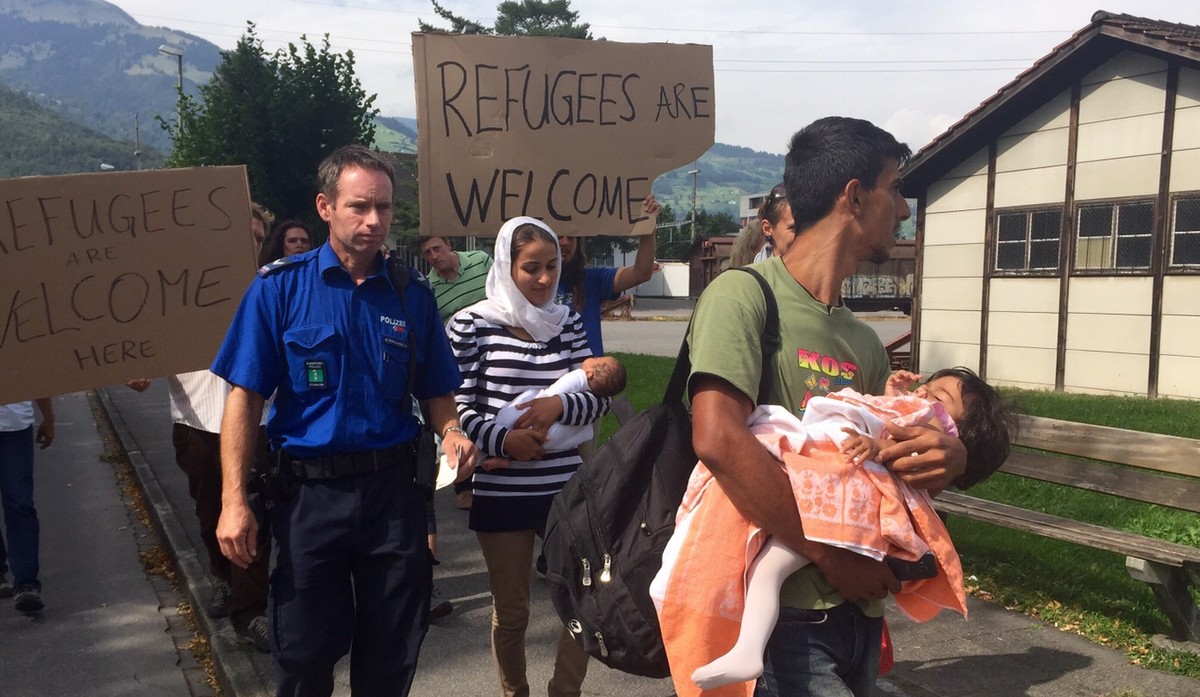 Flüchtlinge auf dem Weg zum Polizeiposten in Buchs SG.