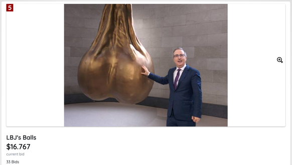 Objekte, die von «Last Week Tonight» versteigert werden, um den öffentlich-rechtlichen Rundfunk in den USA zu unterstützen. Aus dem Staffelfinale 2025 (16. November 2025). John Oliver.