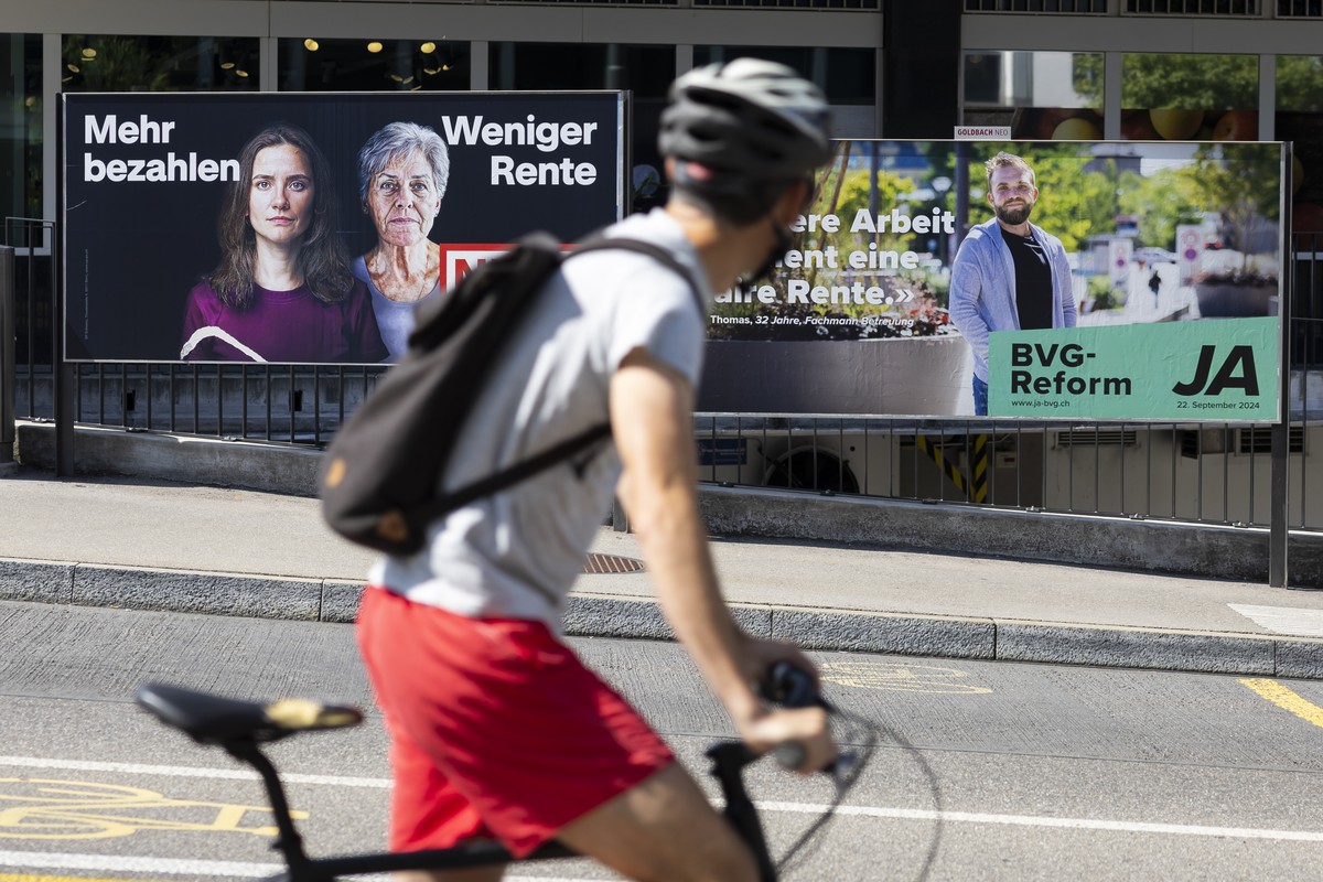 Ein Plakat fuer ein Nein zur BVG-Reform steht neben einem Plakat fuer ein Ja zur BVG-Reform, am Samstag, 24. August 2024 in Bern. Die Abstimmung findet am 22. September 2024 statt. (KEYSTONE/Peter Kla ...