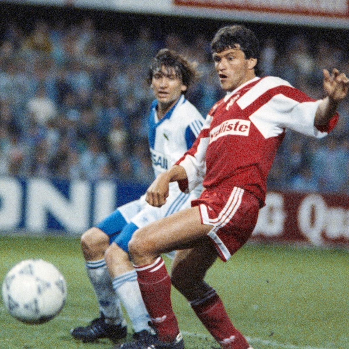 GC-Spieler Adrian de Vicente, Mitte, schiesst ein Tor fuer die Grasshoppers, der Sittener Verteidiger Nestor Clausen, rechts, kommt zu spaet. Die Grasshoppers gewinnen am 8. Juni 1991 im Hardturm-Stad ...