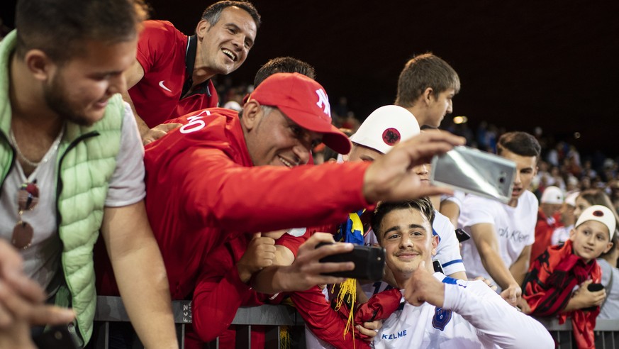 epa06771899 Kosovo&#039;s Edon Zhegrova takes selfies with the fans after the friendly soccer match between Kosovo and Albania in Zurich, Switzerland, 29 May 2018. EPA/ENNIO LEANZA