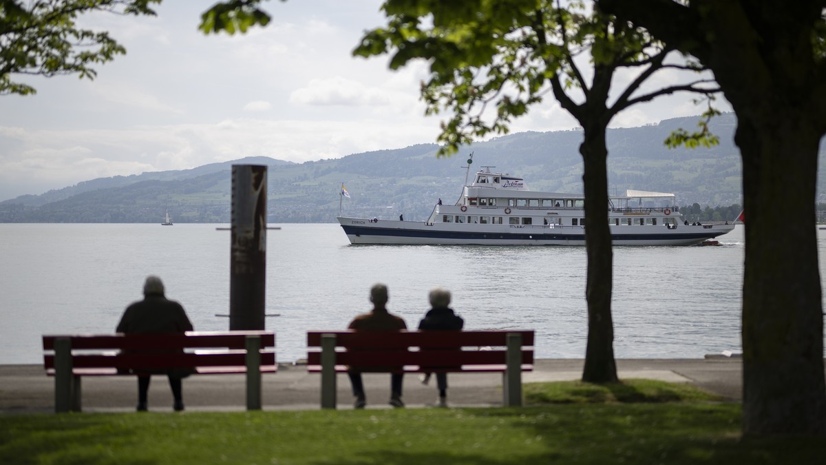Menschen geniessen das Wetter, waehrend ein Schiff der Schweizerischen Bodensee-Schifffahrt ablegt, zum Start der Hauptsaison, am Donnerstag, 18. Mai 2023, in Arbon. (KEYSTONE/Gian Ehrenzeller)