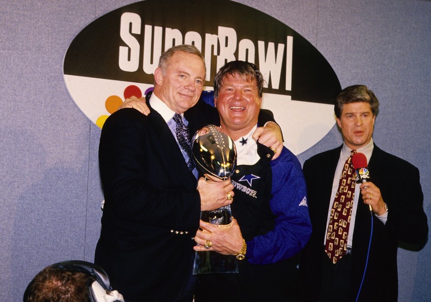 NFL, American Football Herren, USA Super Bowl XXVIII Jan 30, 1994 Atlanta, GA, USA FILE PHOTO Dallas Cowboys owner Jerry Jones and head coach Jimmy Johnson with the Lombardi trophy after defeating the ...