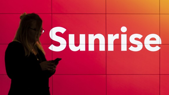 ARCHIVBILD ZUR ABSAGE DER A. O. GV VON SUNRISE --- [Staged Picture] A customer in a shop of telecommunications provider Sunrise Communications in Glattbrugg, Canton of Zurich, Switzerland, on February ...