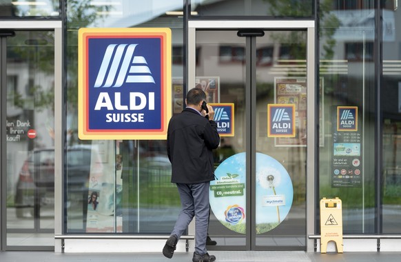 ARCHIVBILD ZUR ERHOEHUNG DES MINDESTLOHNES BEI ALDI SCHWEIZ AUF 4440 FRANKEN, AM DONNERSTAG, 26. NOVEMBER 2020 - A customer enters the Aldi Suisse branch in Ingenbohl, in the Canton of Schwyz, Switzer ...