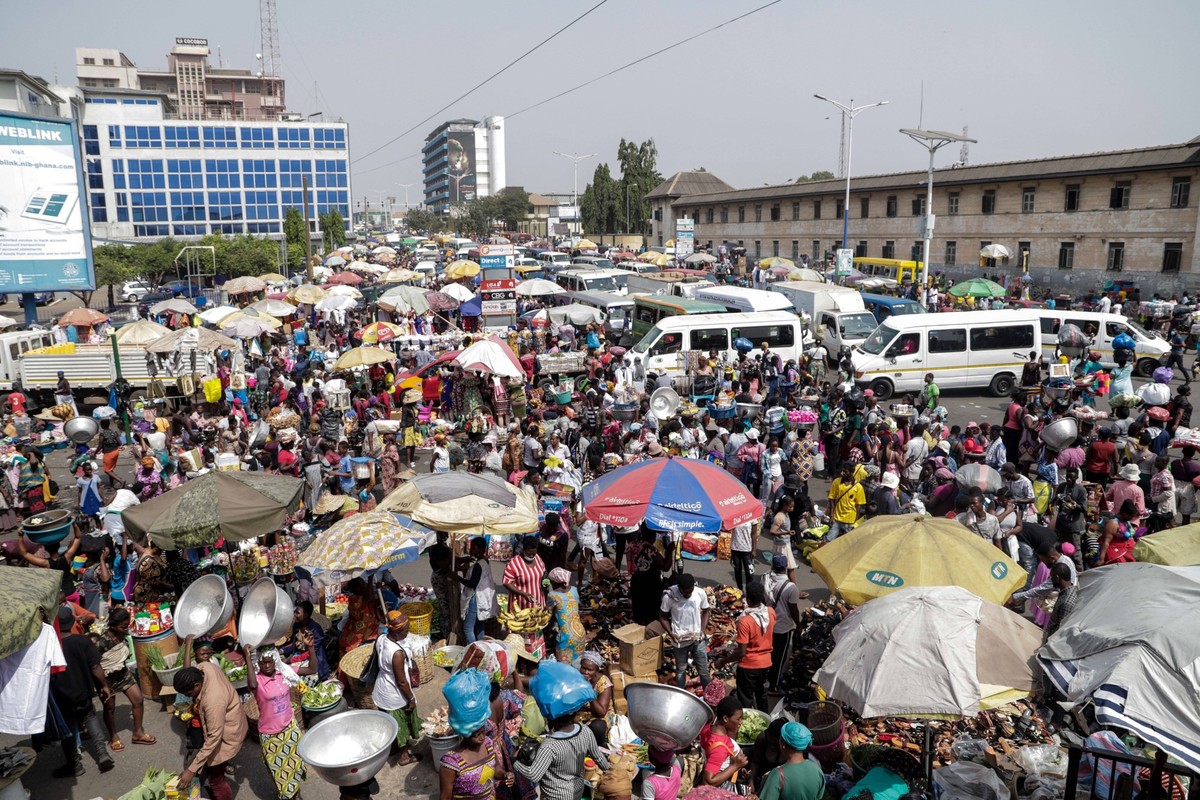 ACCRA, GHANA - December 22: Traders at the Kwame Nkrumah avenue road through to the Kantamanto market area displaying assorted goods comprising footwear, dresses, bags and cloths among others. Copyrig ...