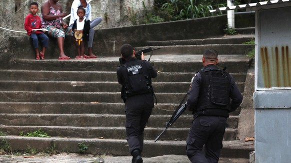 epa06791490 Military police of Rio de Janeiro carry out an operation at the Cachoeirinha favela in the Lins complex, in Rio de Janeiro, Brazil, 07 June 2018. Some 4,600 members of the Brazilian Army a ...